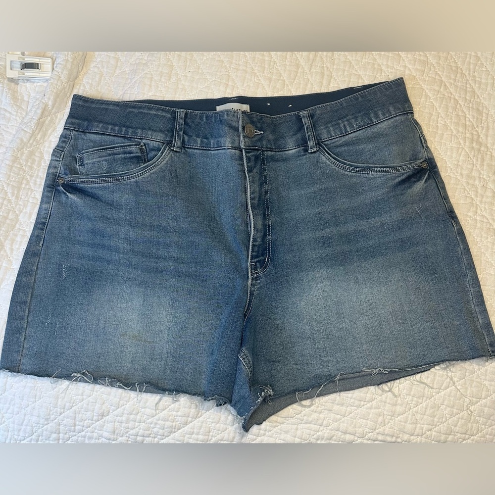 Gibson & Latimer High RiseTummy Control Distressed Denim Shorts – Size 18
